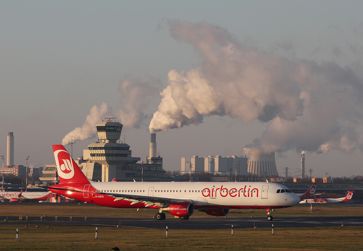 Air Berlin A 321-211 D-ABCB kurz vor dem Start in Berlin-Tegel am 30.12.2013