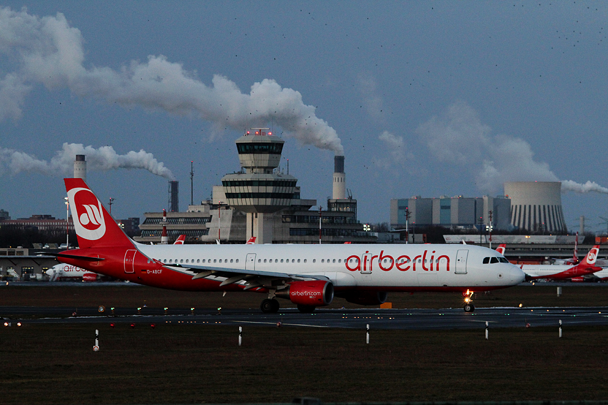 Air Berlin A 321-211 D-ABCF kurz vor dem Start in Berlin-Tegel am frhen Morgen des 08.02.2015