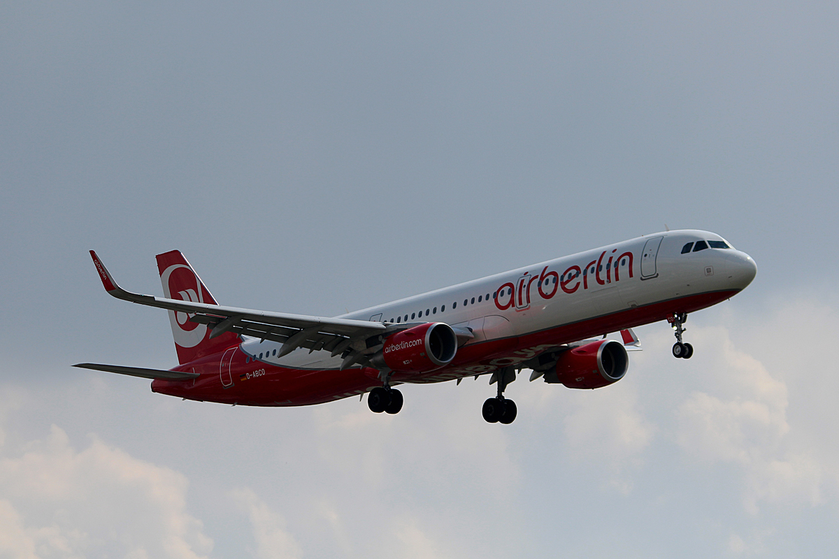 Air Berlin A 321-211 D-ABCO bei der Landung in Berlin-Tegel am 01.05.2015