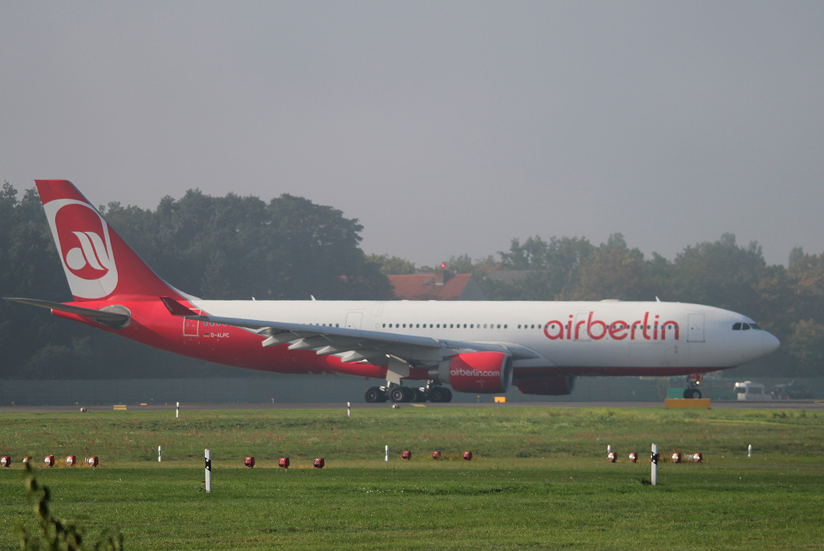 Air Berlin A 330-223 D-ALPC kurz vor dem Start in Berlin-Tegel am 28.09.2013