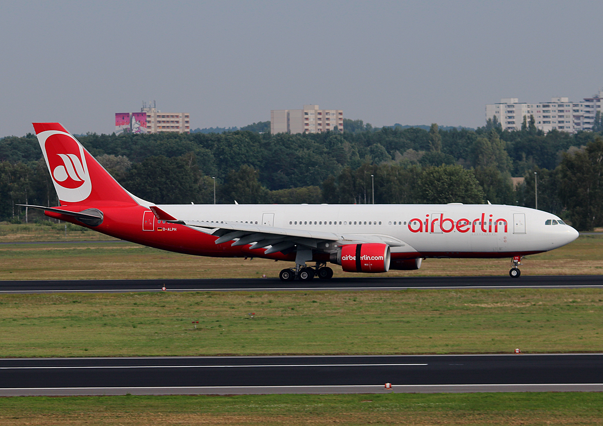 Air Berlin A 330-223 D-ALPH nach der Landung in Berlin-Tegel am 13.09.2015
