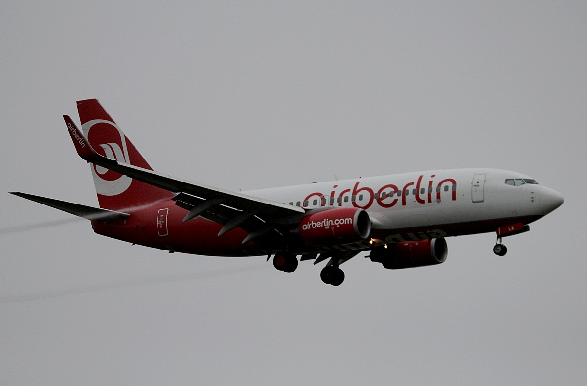 Air Berlin B 737-76J D-ABLA bei der Landung in Berlin-Tegel an einem sehr nebligen 18.10.2014