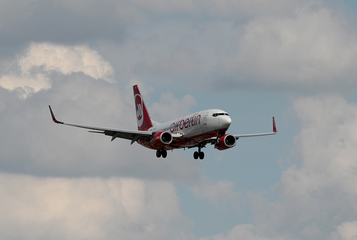 Air Berlin B 737-7K5 D-AHXE bei der Landung in Berlin-Tegel am 09.05.2014