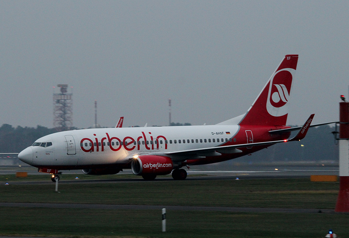 Air Berlin B 737-7K5 D-AHXF bei der Ankunft in Berlin-Tegel am frhen Morgen des 29.11.2014