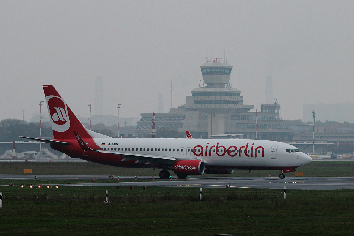 Air Berlin B 737-808 D-ABBX kurz vor dem Start in Berlin-Tegel am 26.10.2014