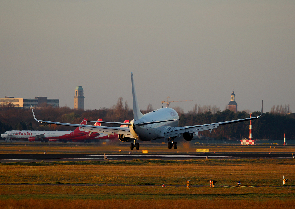 Air Berlin B 737-86J D-ABBD bei der Landung in Berlin-Tegel am 06.12.2015
