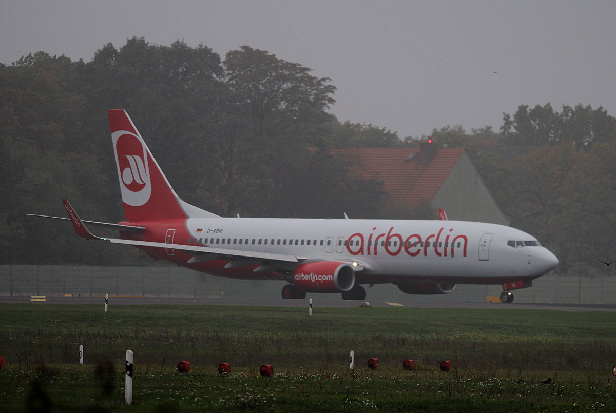 Air Berlin B 737-86J D-ABKI kurz vor dem Start in Berlin-Tegel an einem sehr nebligen 18.10.2014