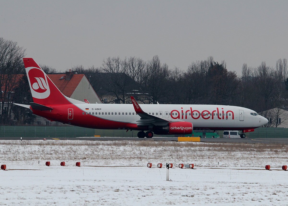 Air Berlin B 737-86J D-ABKP kurz vor dem Start in Berlin-Tegel am 01.04.2013