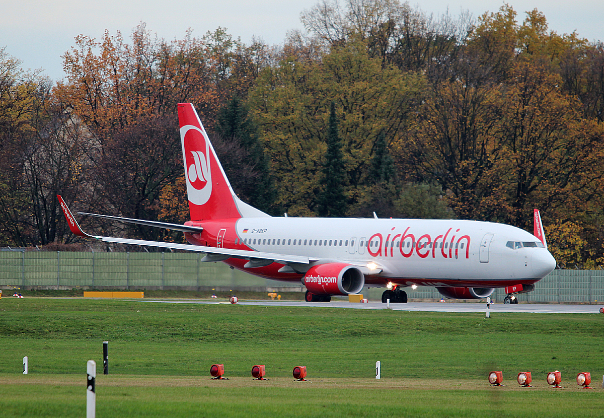 Air Berlin B 737-86J D-ABKP kurz vor dem Start in Berlin-Tegel am 09.11.2013