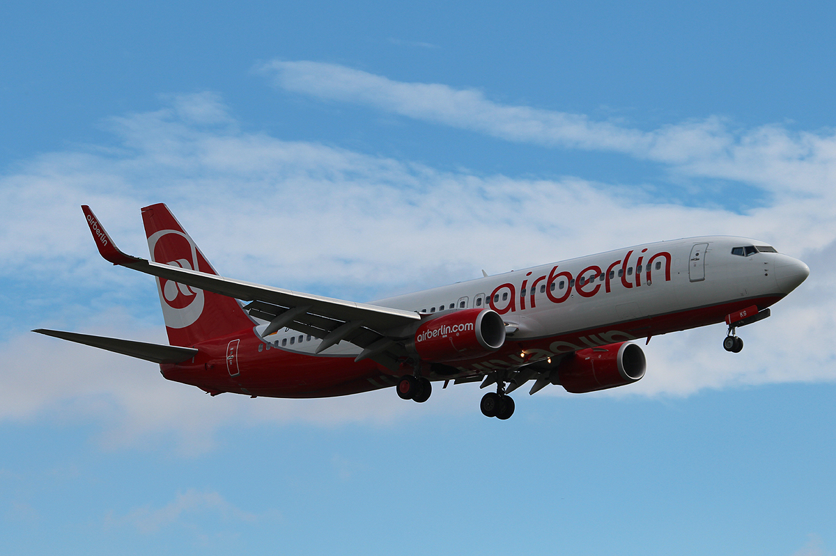 Air Berlin B 737-86J D-ABKS bei der Landung in Berlin-Tegel am 04.09.2013