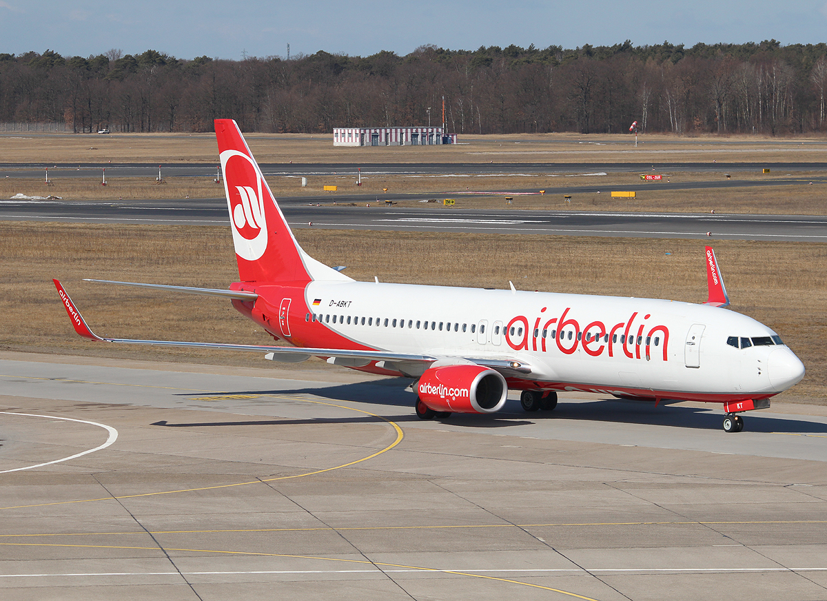 Air Berlin B 737-86J D-ABKT bei der Ankunft in Berlin-Tegel am 07.04.2013