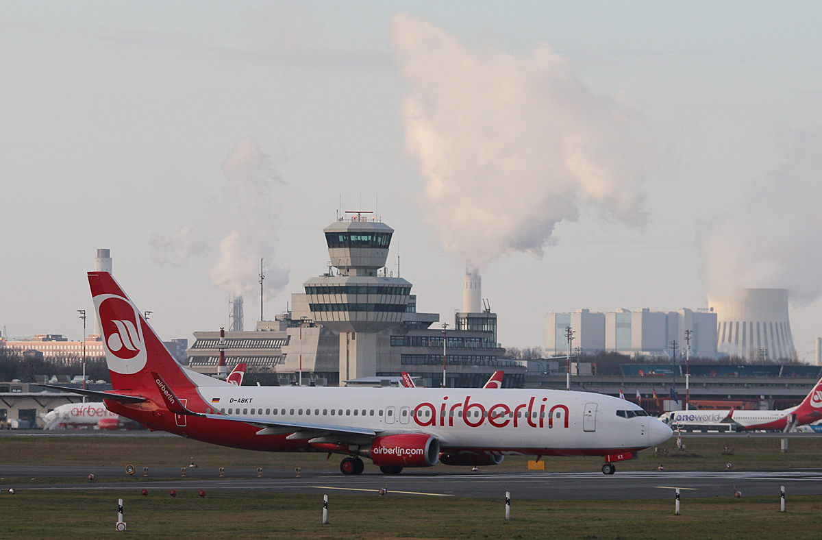 Air Berlin B 737-86J D-ABKT kurz vor dem Start in Berlin-Tegel am 11.01.2014
