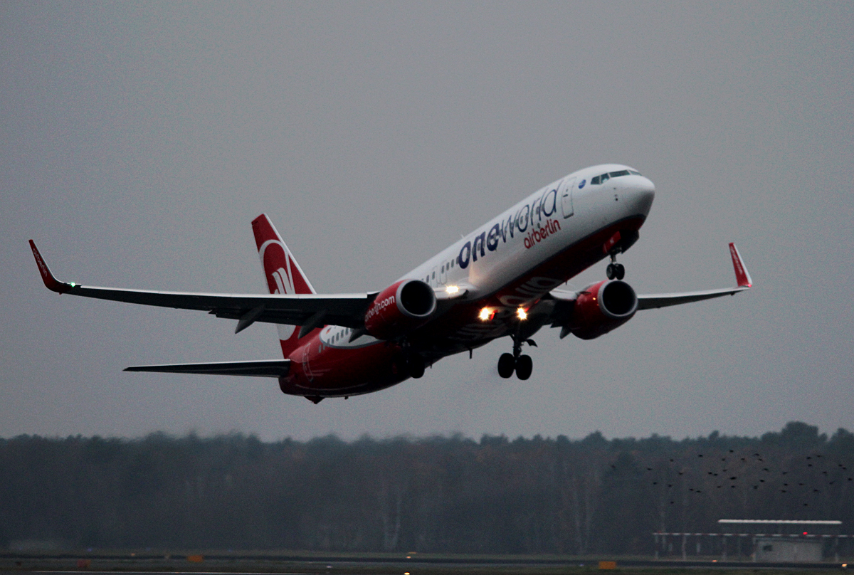Air Berlin B 737-86J D-ABMC beim Start in Berlin-Tegel am frhen Morgen des 29.11.2014