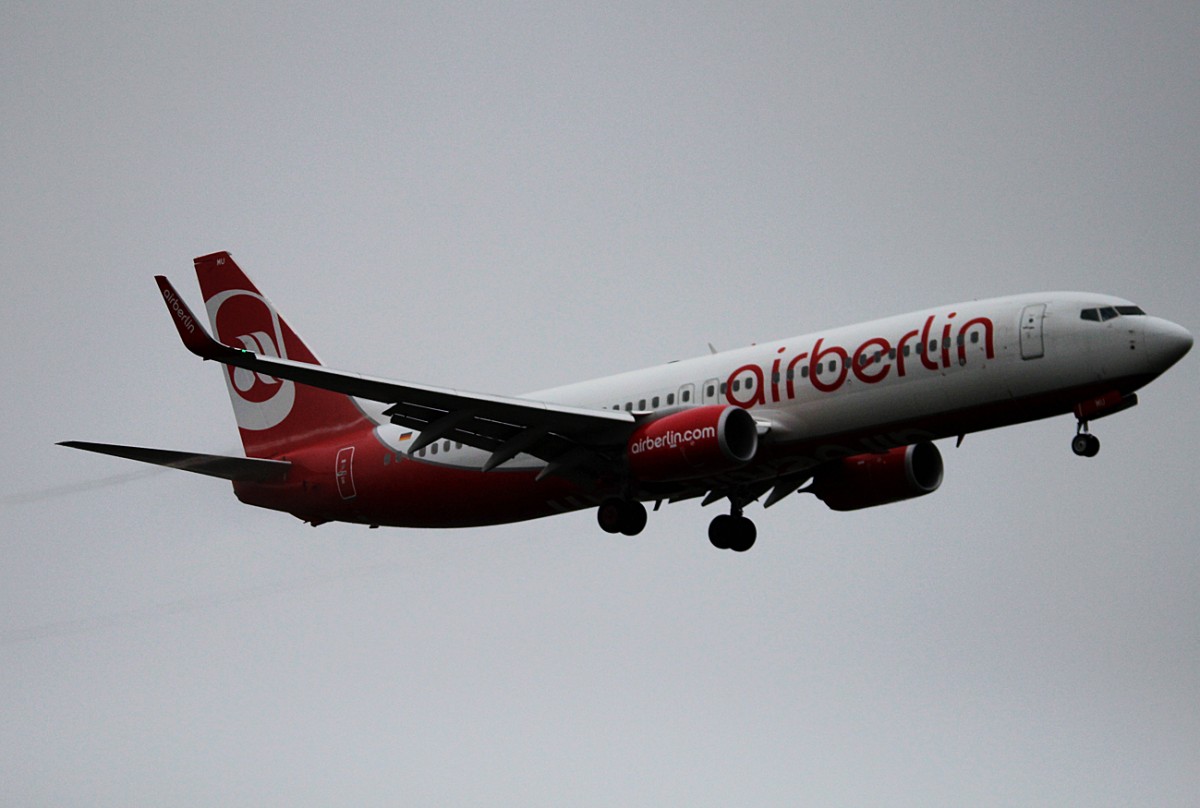 Air Berlin B 737-86J D-ABMU bei der Landung in Berlin-Tegel an einem sehr nebligen 18.10.2014