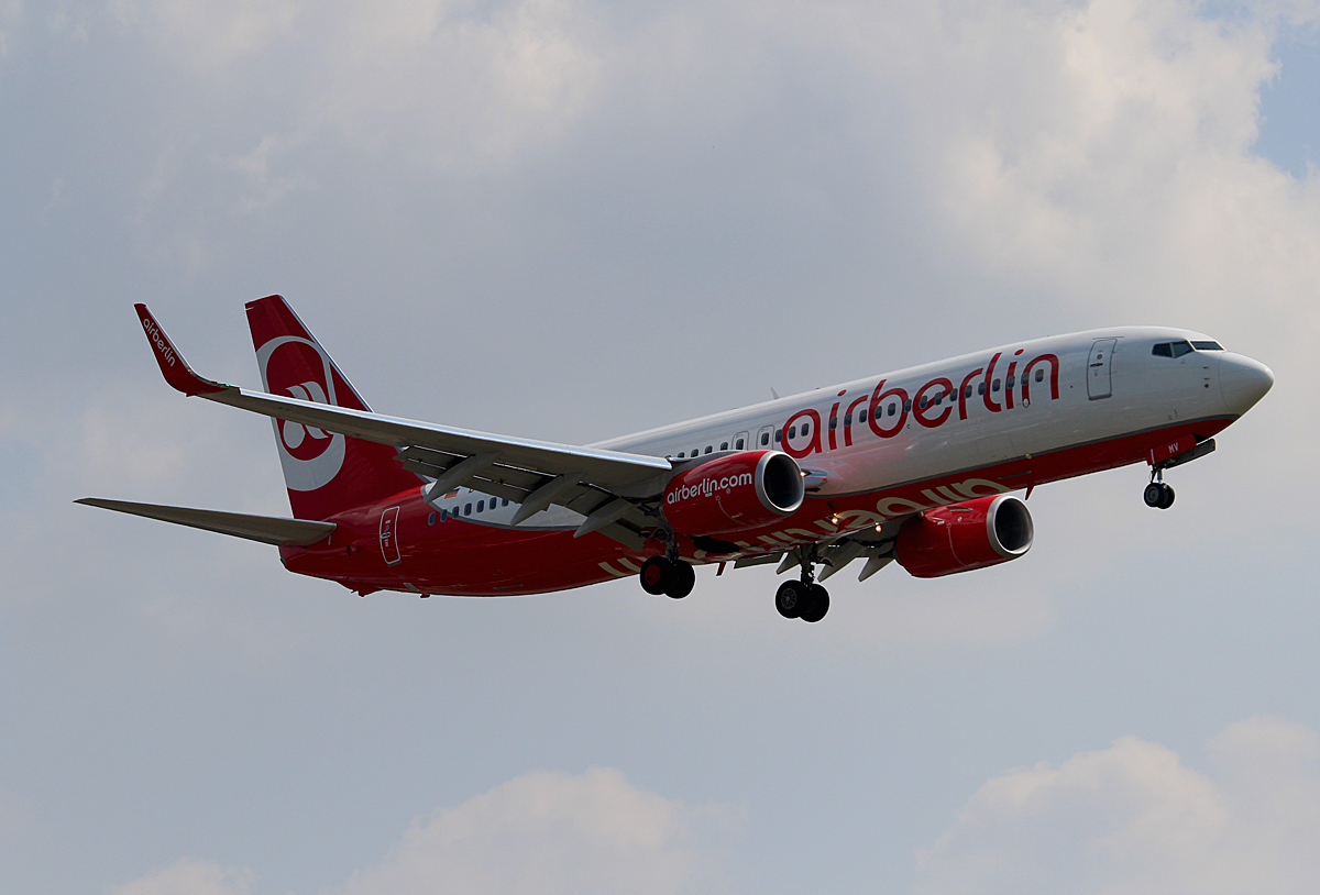 Air Berlin B 737-86J D-ABMV bei der Landung in Berlin-Tegel am 08.08.2014