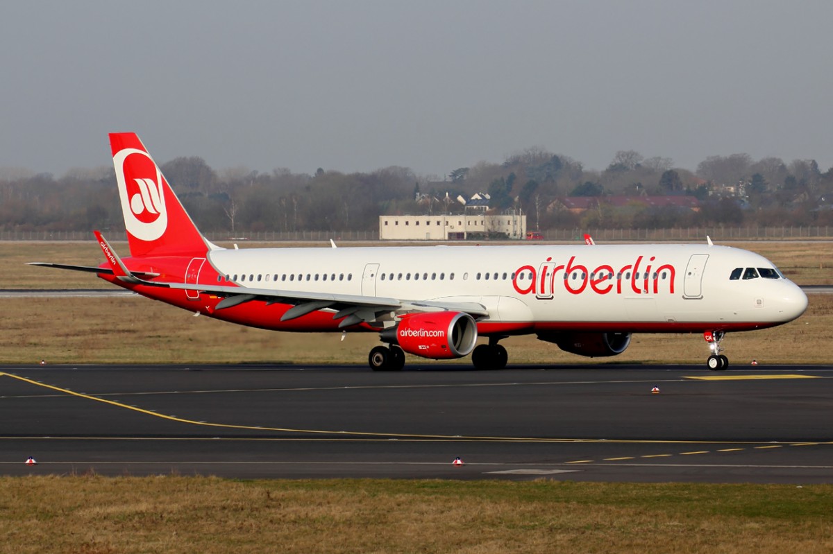 Air Berlin D-ABCM rollt zum Start in Düsseldorf 23.3.2015