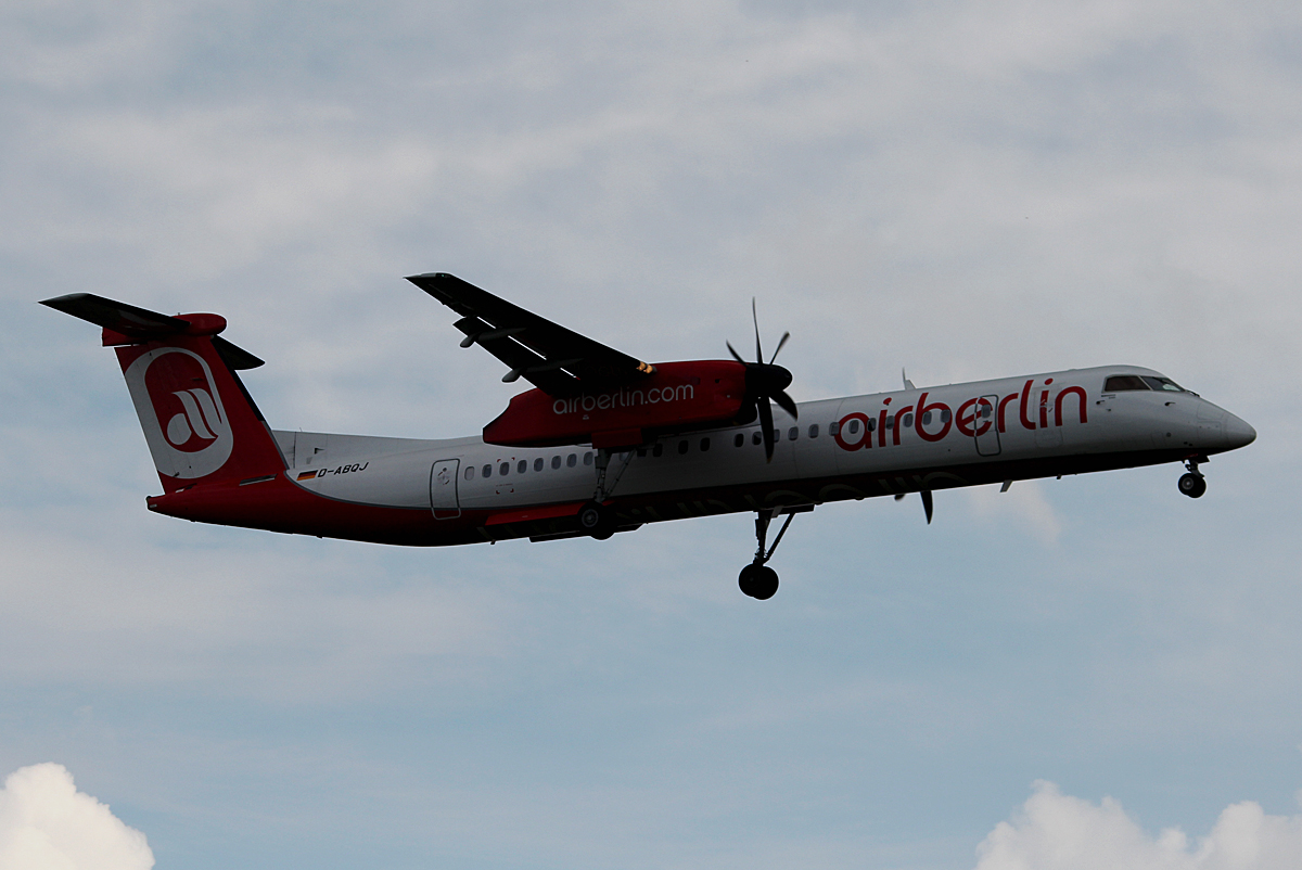 Air Berlin DHC-8-402Q D-ABQJ bei der Landung in Berlin-Tegel am 09.05.2014