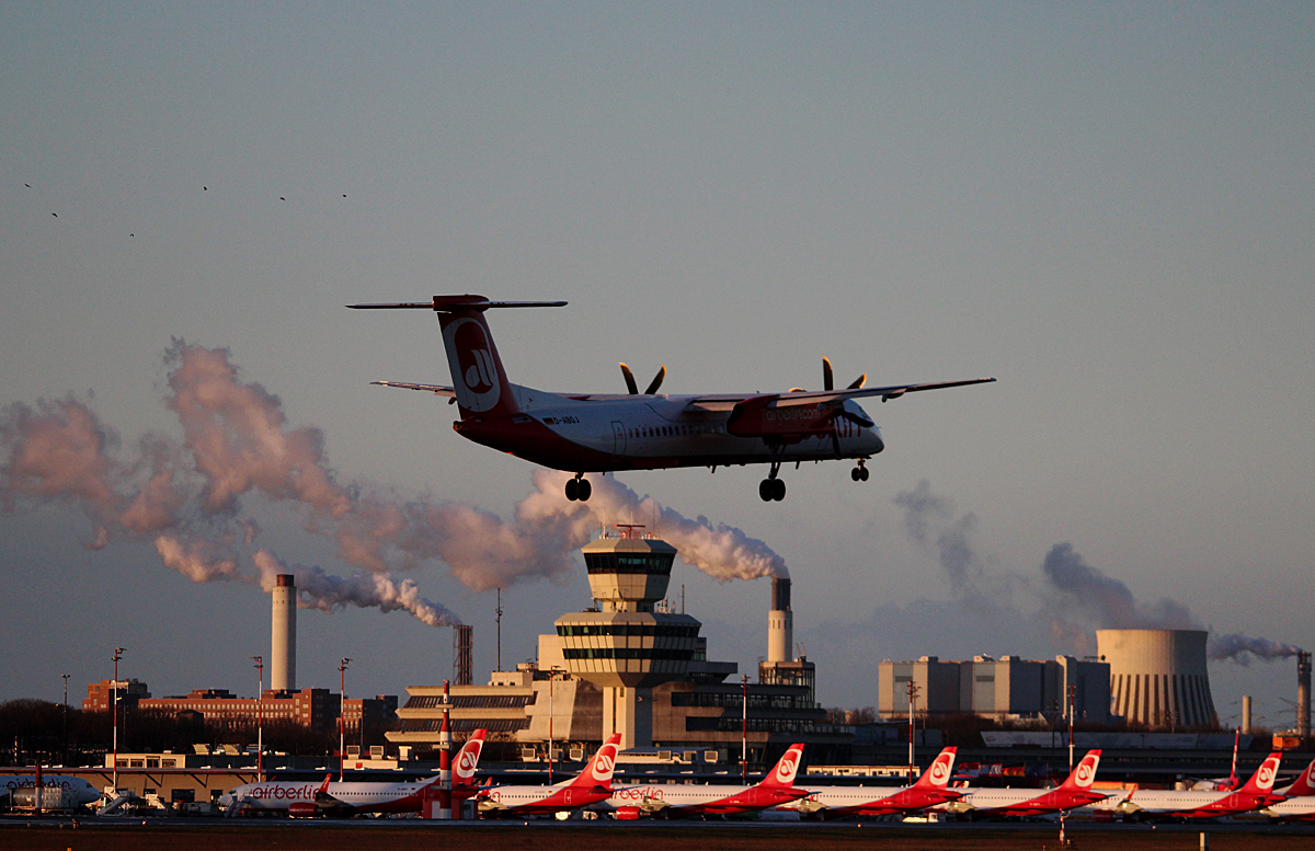 Air Berlin DHC-8-402Q D-ABQJ bei der Landung in Berlin-Tegel am frhen Morgen des 08.02.2015