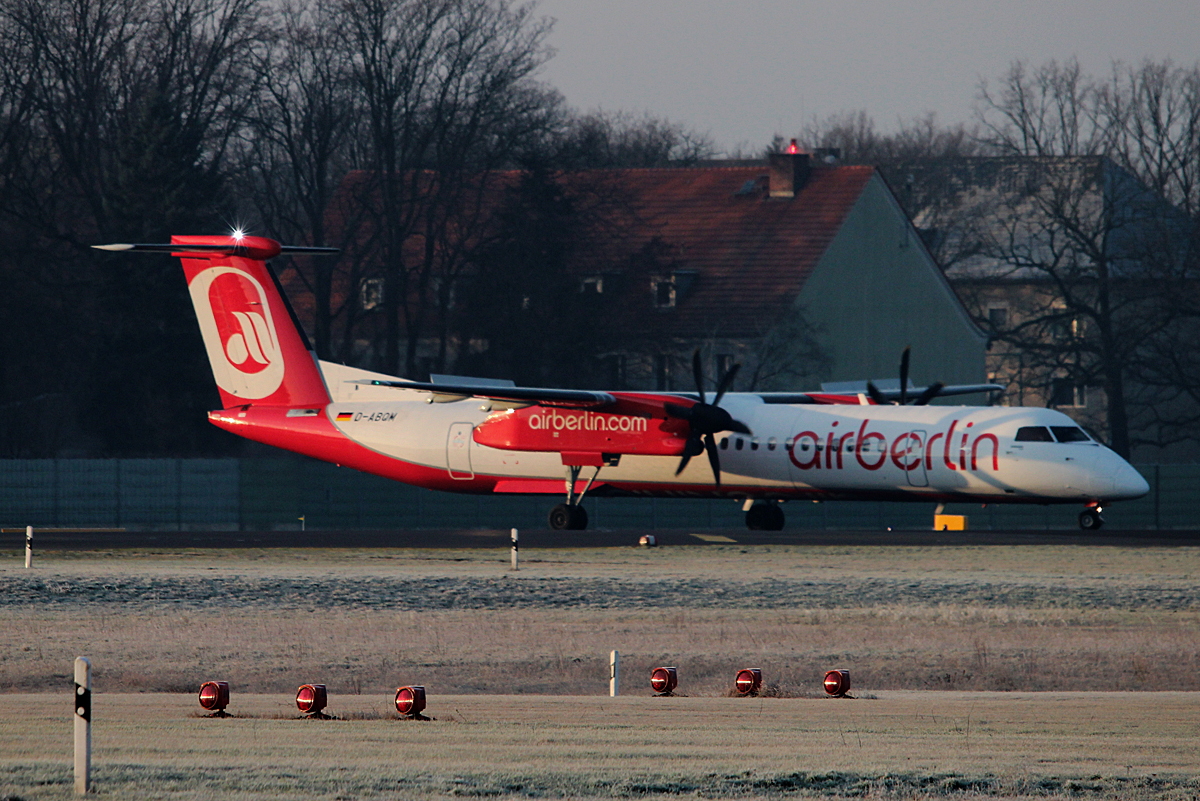 Air Berlin DHC-8-402Q D-ABQM kurz vor dem Start in Berlin-Tegel am 18.01.2015
