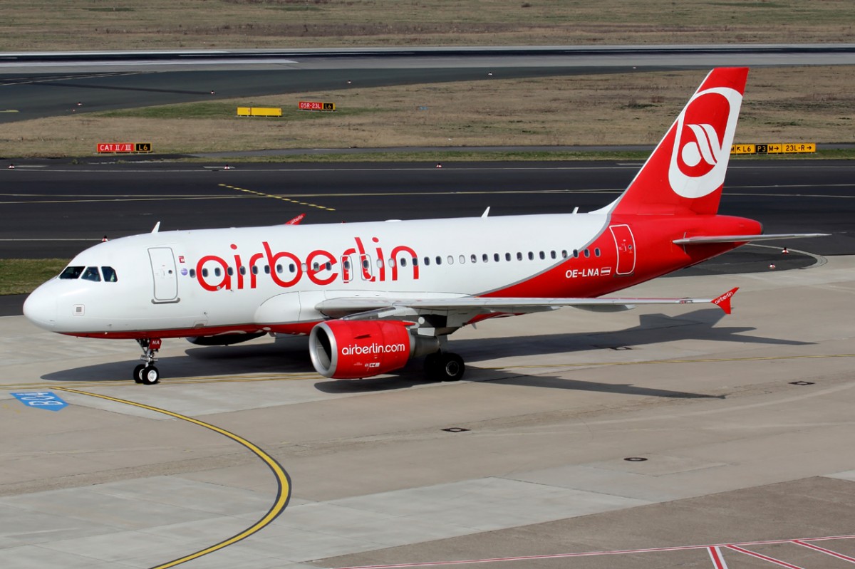 Air Berlin OE-LNA rollt zum Gate in Düsseldorf 23.3.2015