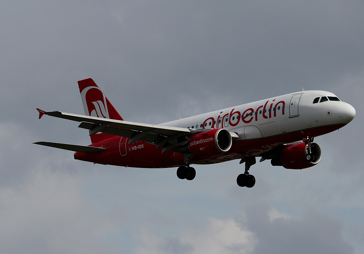 Air Berlin(Belair) A 319-112 HB-IOX bei der Landung in Berlin-Tegel am 09.05.2014