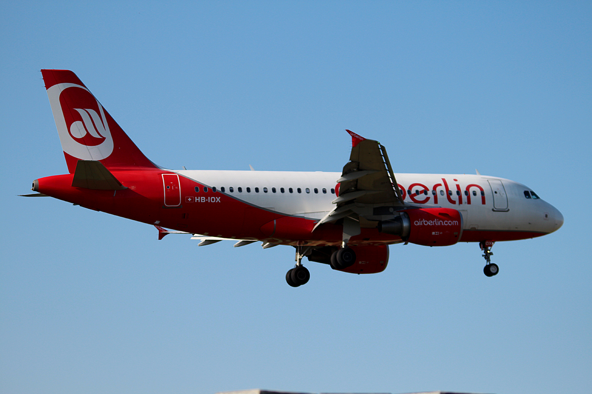 Air Berlin(Belair) A 319-112 HB-IOX bei der Landung in Berlin-Tegel am 11.07.2015