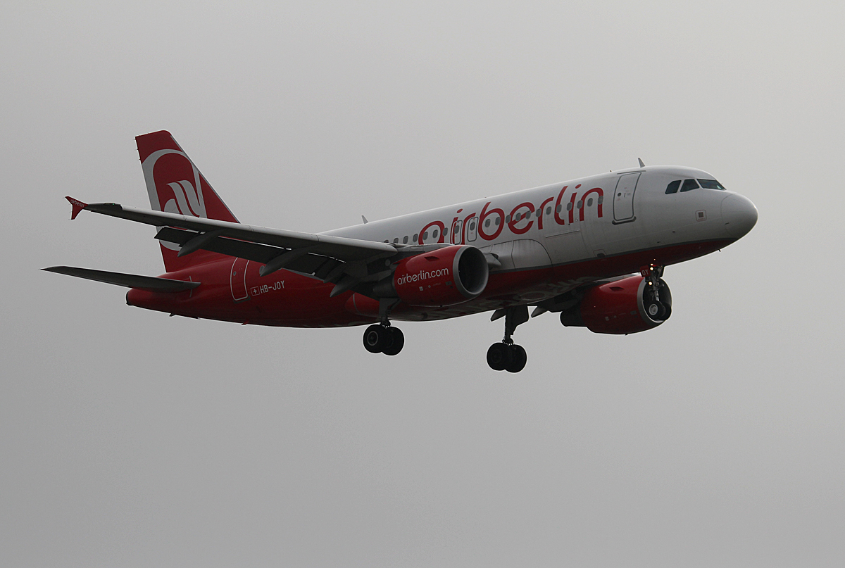Air Berlin(Belair)A 319-112  HB-JOY bei der Landung in Berlin-Tegel an einem sehr nebligen 18.10.2014
