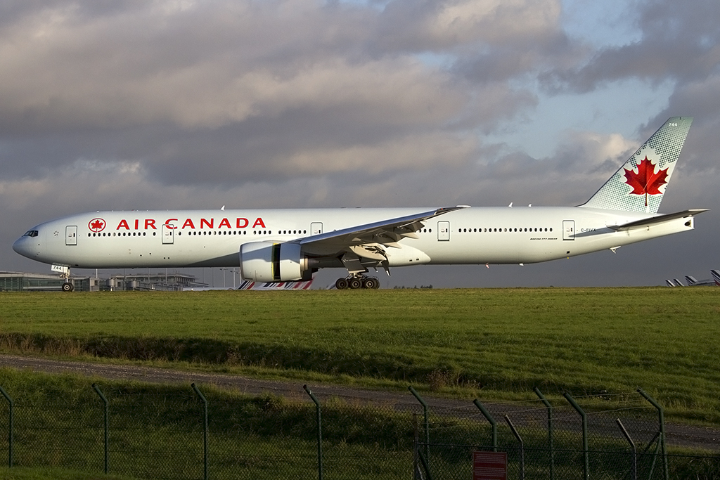 Air Canada, C-FIVX, Boeing, B777-333ER, 23.10.2013, CDG, Paris, France 




