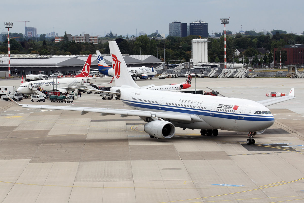 Air China Airbus A330-243 B-6113 rollt zum Start in Düsseldorf 3.8.2019