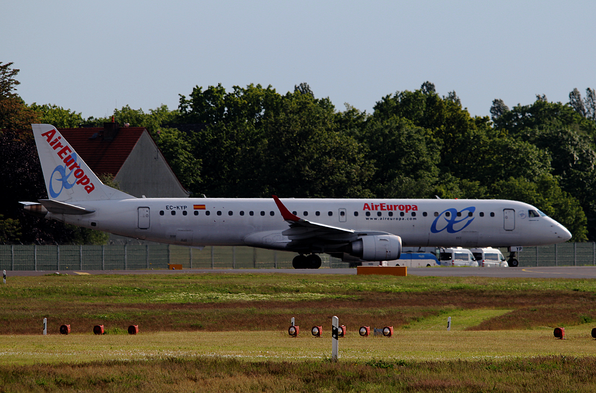 Air Europa ERJ-195-200LR EC-KYP kurz vor dem Start in Berlin-Tegel am 09.05.2014