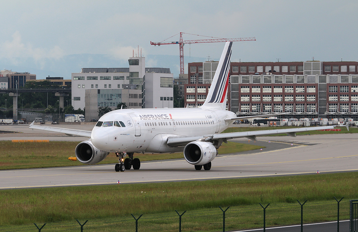 Air France A 318-111 F-GUGF am 09.06.2013 auf dem Flughafen Frankfurt