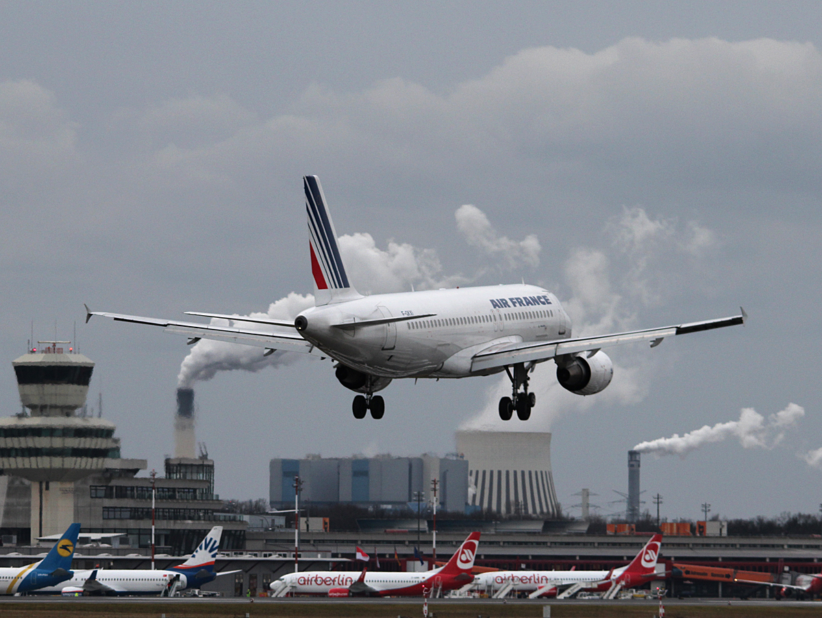 Air France A 320-214 F-GKXI bei der Landung in Berlin-Tegel am 13.02.2014