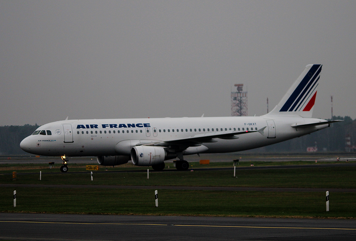 Air France A 320-214 F-GKXT bei der Ankunft in Berlin-Tegel am 29.11.2014