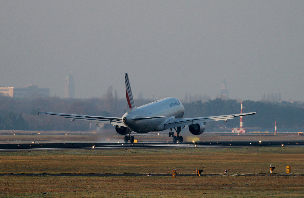 Air France A 320-214 F-GKXZ bei der Landung in Berlin-Tegel am 18.01.2015