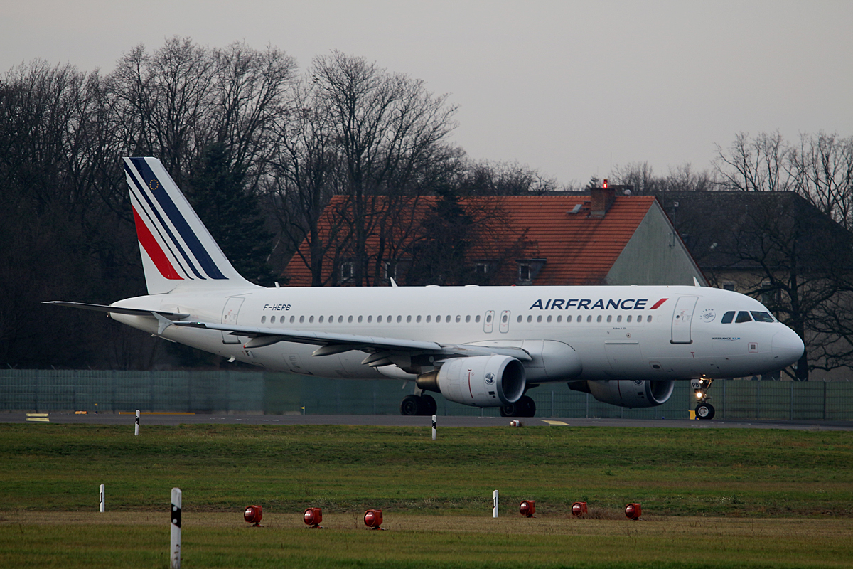 Air France A 320-214 F-HEPB kurz vor dem Start in Berlin-Tegel am 19.12.2015