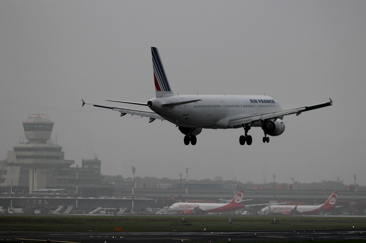 Air France A 321-212 F-GTAS bei der Landung in Berlin-Tegel an einem sehr nebligen 18.10.2014