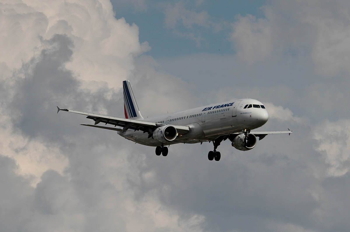 Air France A 321-212 F-GTAU bei der Landung in Berlin-Tegel am 09.05.2014