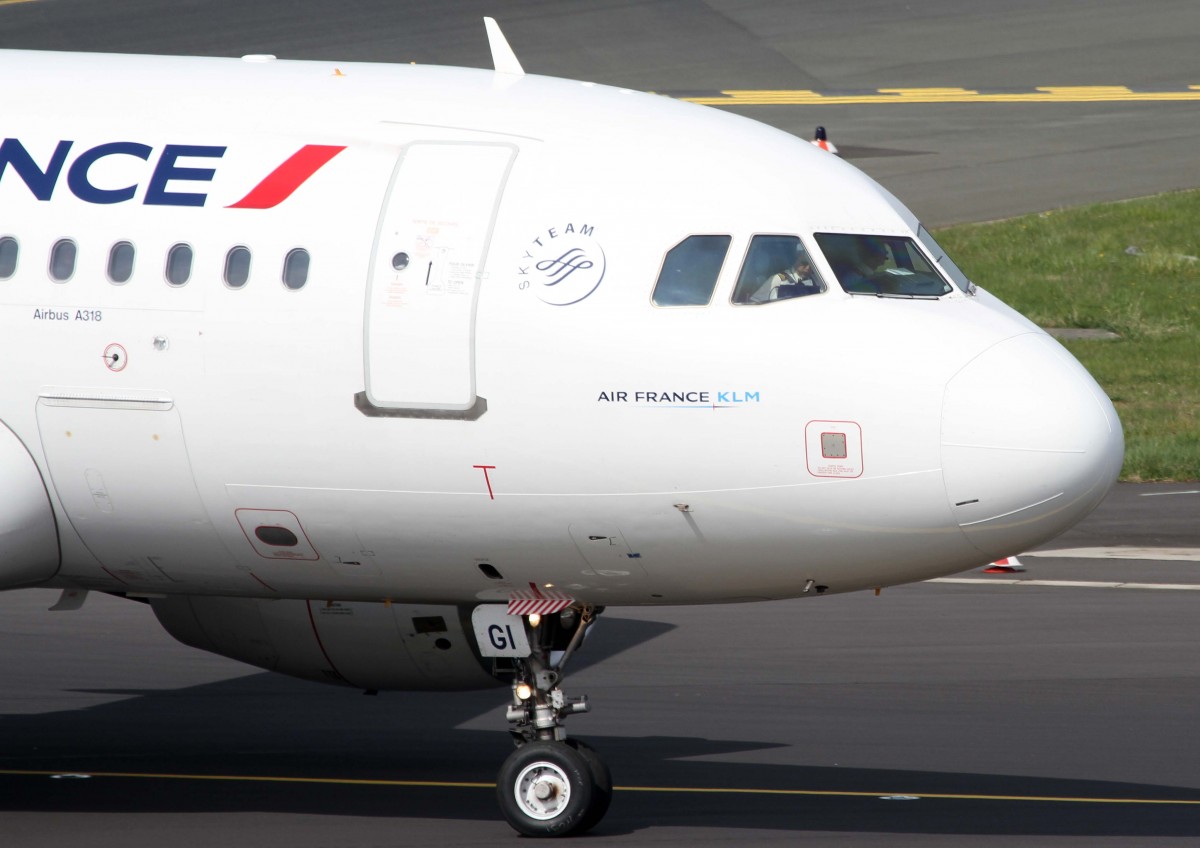 Air France, F-GUGI, Airbus, A 318-100 (Bug/Nose ~ neue AF-Lkrg), 01.07.2013, DUS-EDDL, Dsseldorf, Germany 