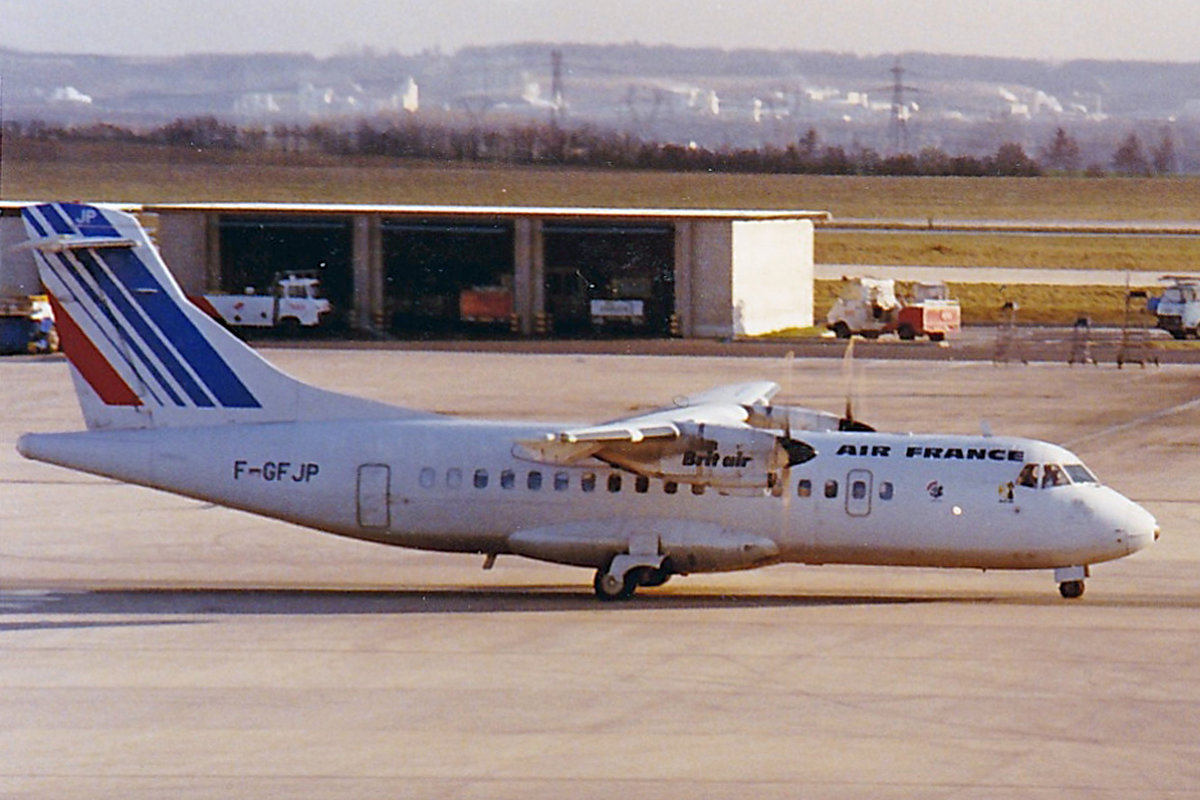 Air France (Operated by Brit Air), F-GFJP, ATR 42-300, msn: 029, Februar 1990, CDG Paris Charles de Gaulle, France. Scan aus der Mottenkiste.