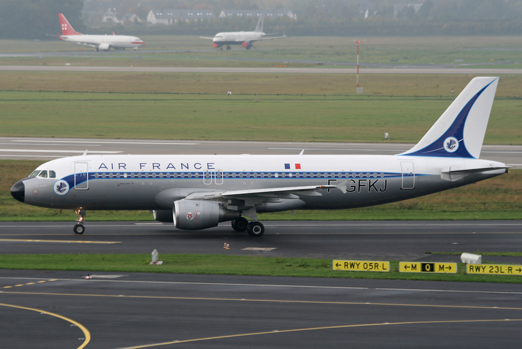 Air France Retro A-320 F-GFKJ beim Verlassen der 23L in DUS / EDDL / Düsseldorf am 10.10.2009
