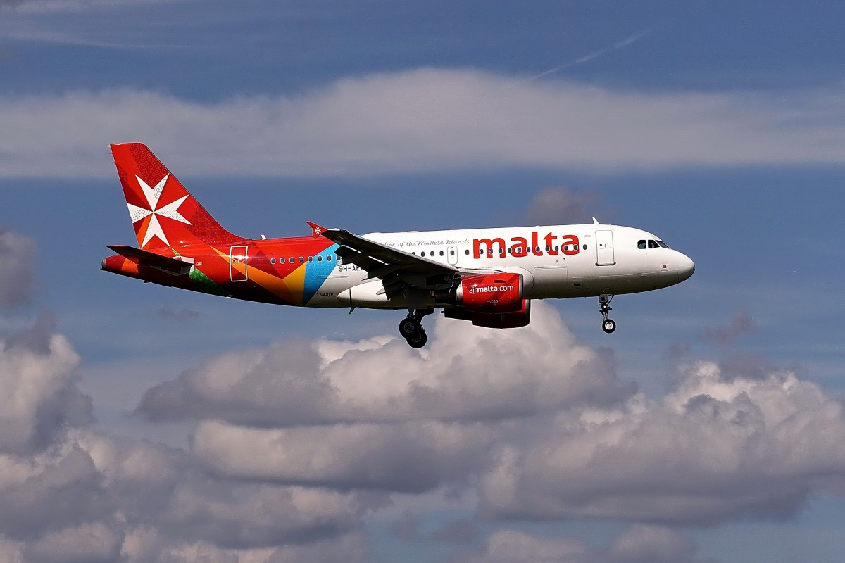 Air Malta, Airbus A319-111, 9H-AEM. Zum ersten mal gesehen und eine tolle, auffälige Bemalung. Eine gute Werbung für die Mittelmeerinsel. 15.7.2014