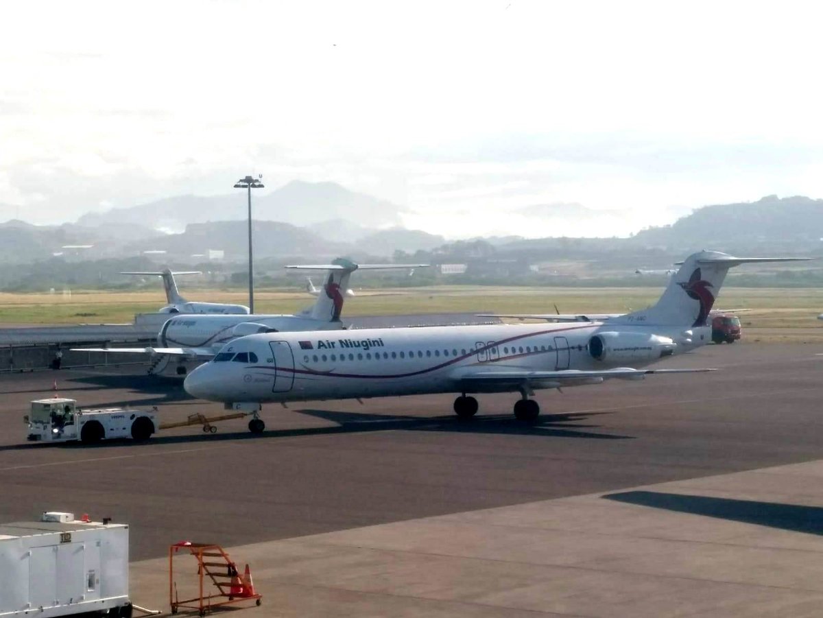 Air Niugini, P2-ANC, Fokker 100 am Schlepper auf dem Port Moresby International Airport (POM-AYPY) am 7.7.2019