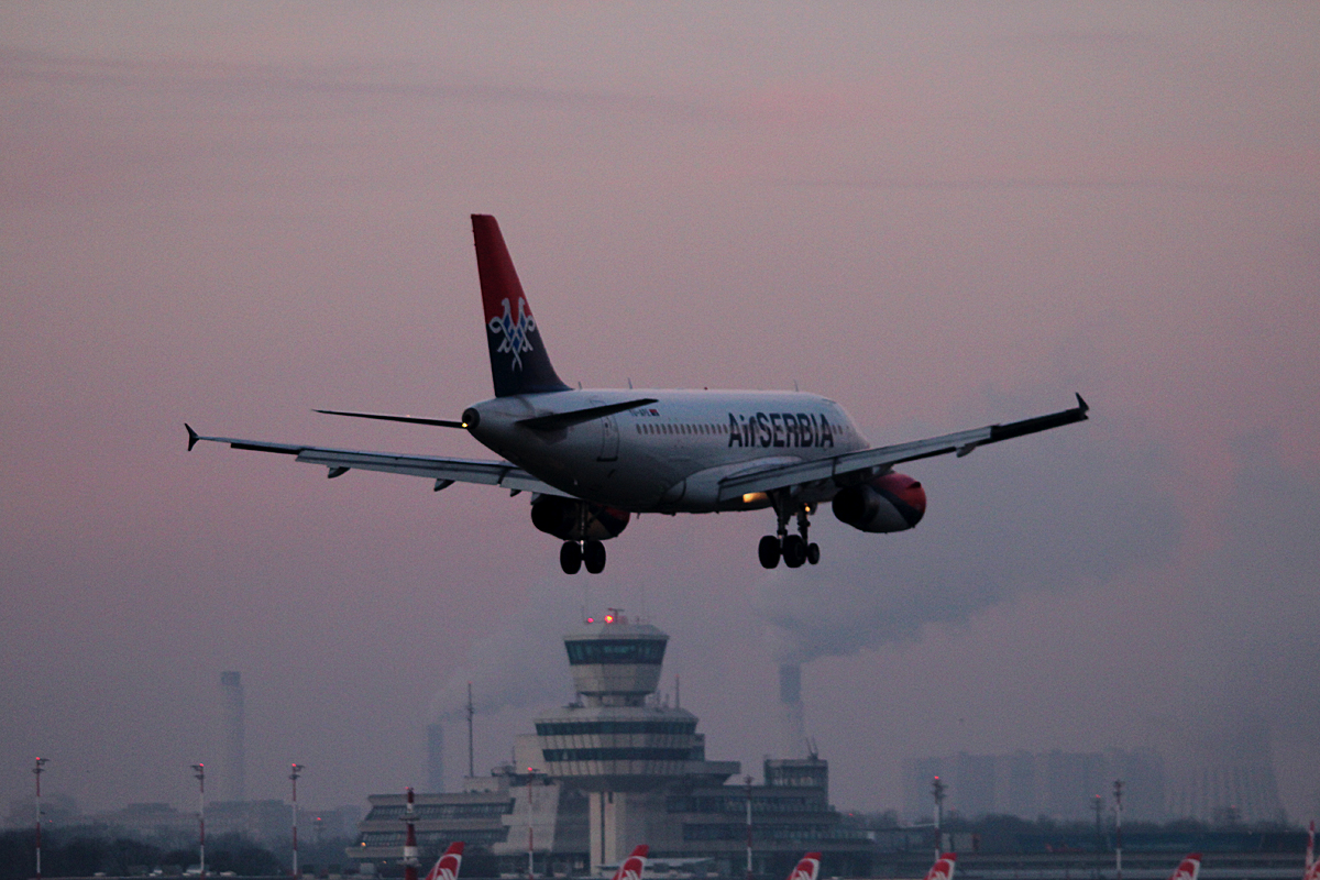 Air Serbia A 319-132 YU-APE bei der Landung in Berlin-Tegel am 18.01.2015