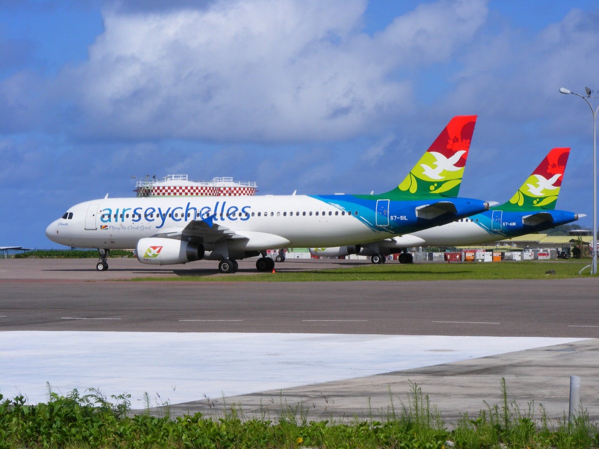 Air Seychelles A 320, S7-SIL und S7-AMI auf dem Flughafen Mahè (SEZ) am 1.10.2015