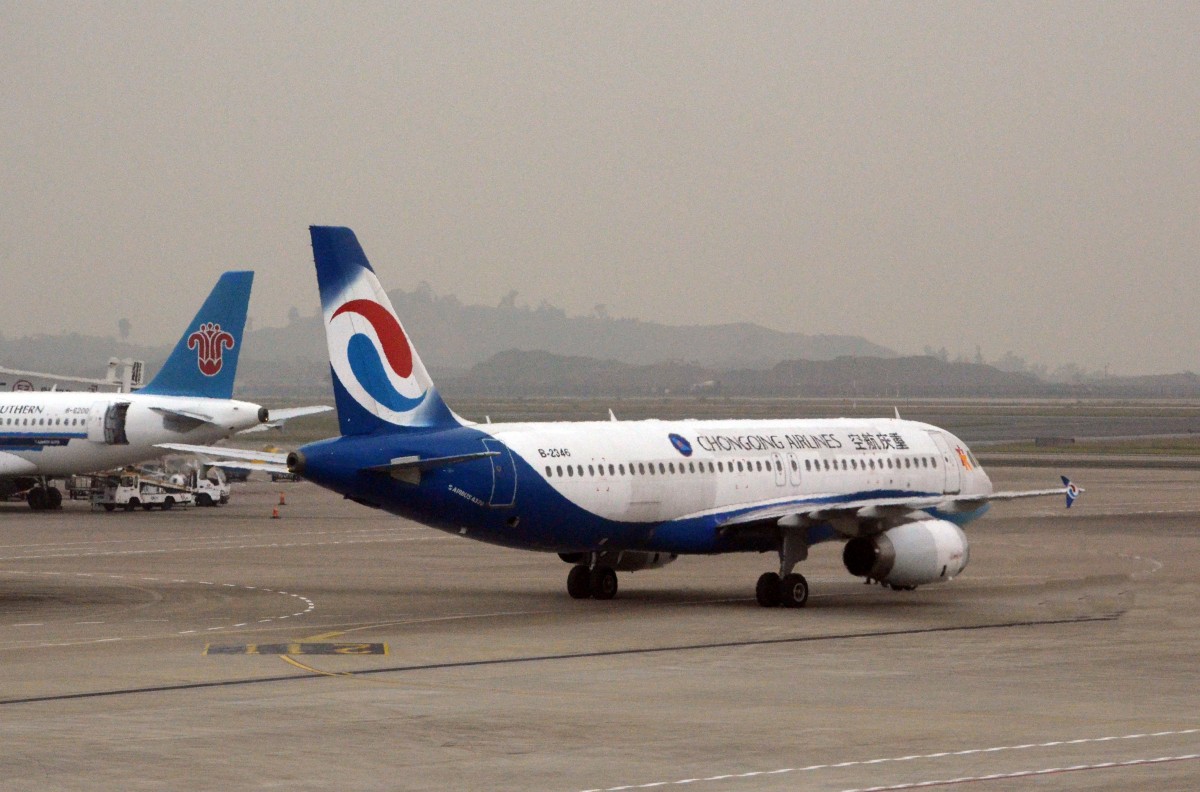 Airbus  A 320 B-2346  von Chongqing Airlines auf dem Flughafen von XI‘AN zum Start bereit. Beobachtet  am 23.10.2014.
