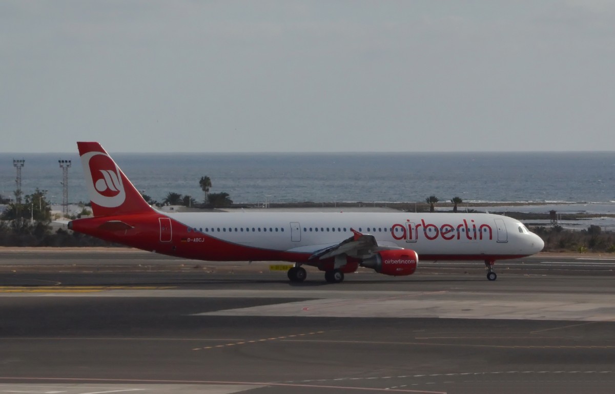 Airbus A 321-211 D-ABCJ wird gerade in Position geschoben damit er zur Startbahn rollen kann. Beobachtet am 22.12.13 in Arrecife.