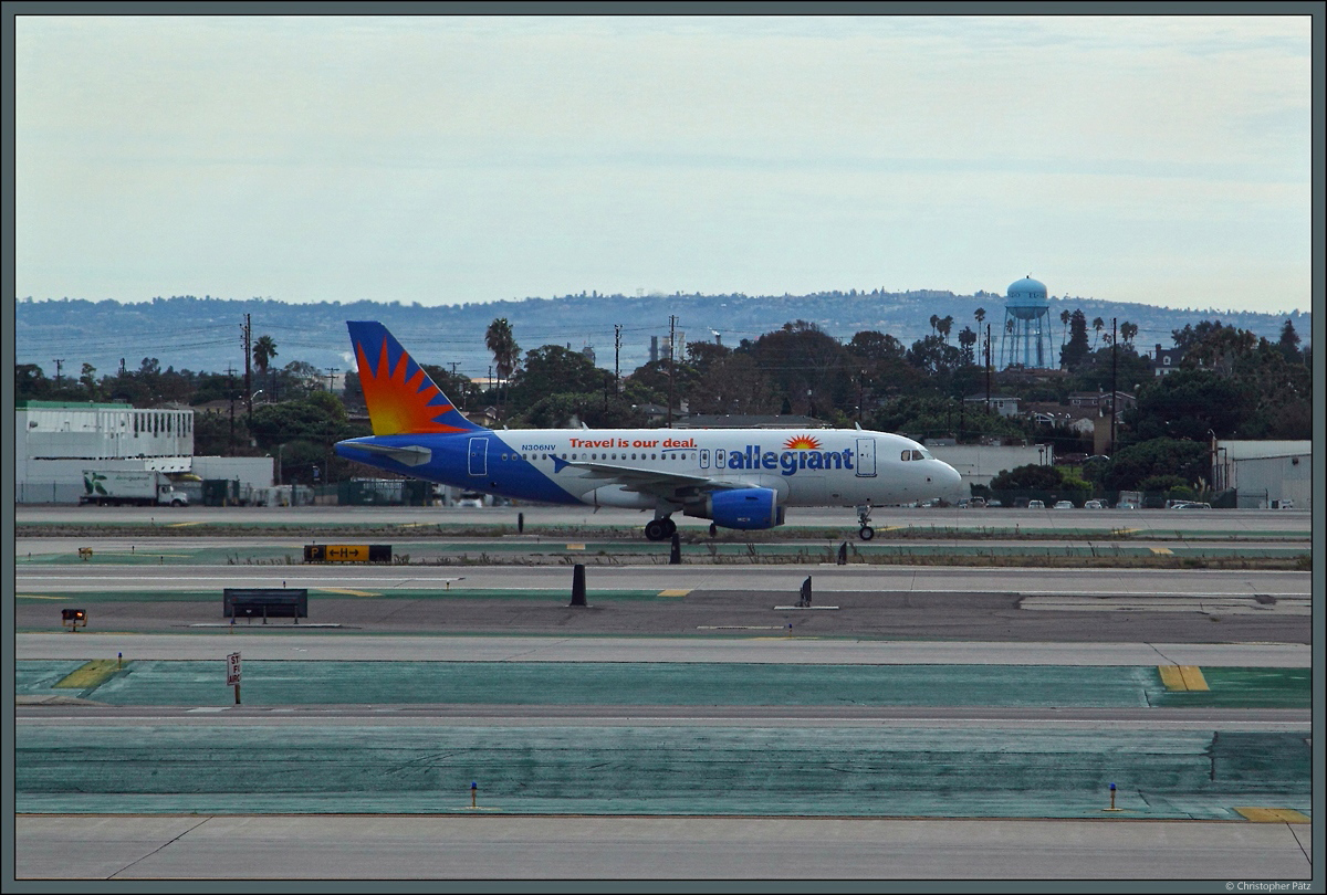 Airbus A319-112 N306NV der Allegiant Air am 29.10.2016 in Los Angeles.