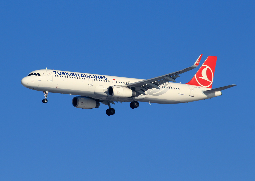 Airbus A321 (TC-JSK) der Turkish-Airlines am 07.02.2015 im Landeanflug auf Leipzig-Halle.