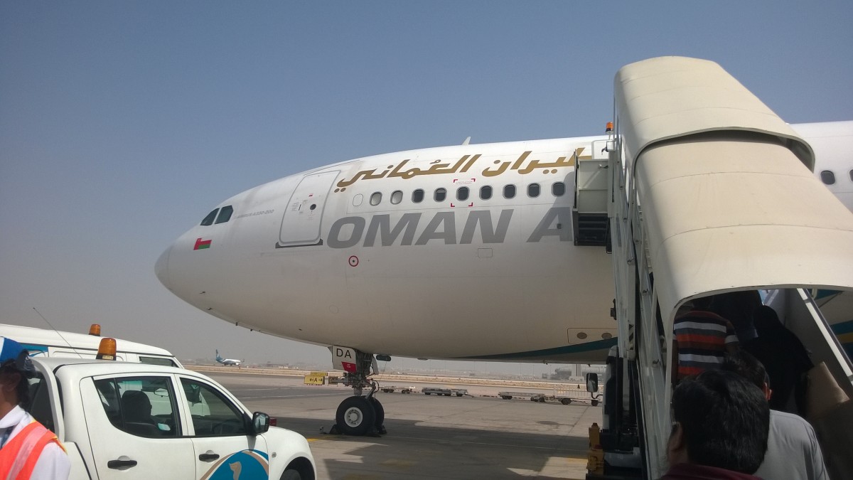 Airbus A330 der Oman Air nimmt in Muscat Passagiere nach Singapur auf. April 2014