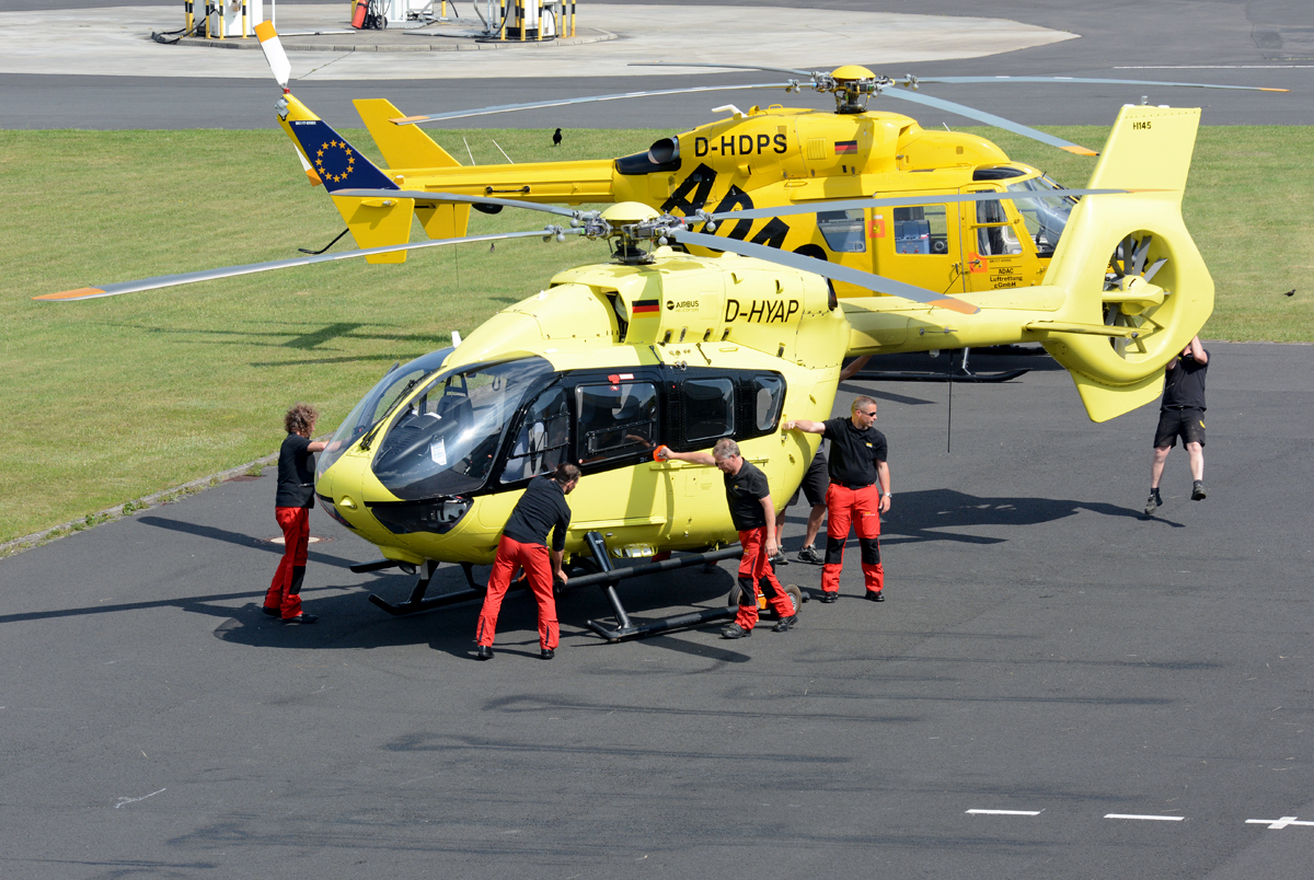 Airbus Helicopter H 145T-2, D-HYAP, wird mit 6 MP (Man-Power) in die ADAC-Werft in Bonn-Hangelar geschoben - 09.06.2016